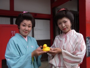 日本伝統文化劇場の前で