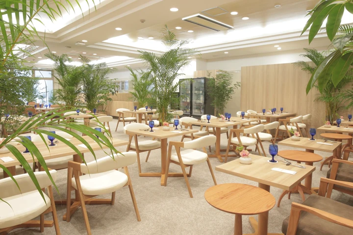 店内は美しい栃木の山々の木々をモチーフとしたルーバーや、やさしい木目と緑あふれる空間