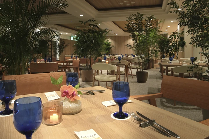 夜は落ち着いたラウンジバーとして、宇都宮餃子や栃木の美酒を堪能。思い思いの時間をお過ごしいただける、とっておきの場所
